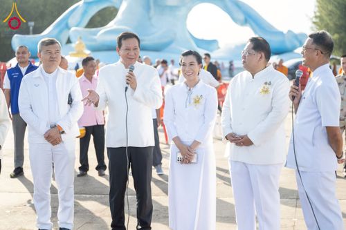 ภาพ No.250581:วันพุธที่ 8 ตุลาคม พ.ศ. 2568 พิธีตักบาตรเทโวโรหณะ ณ ลานธรรมปทุมรัตน์ธรรมเจดีย์ พุทธอุทยานนานาชาติ อ.โพนพิสัย จ.หนองคาย