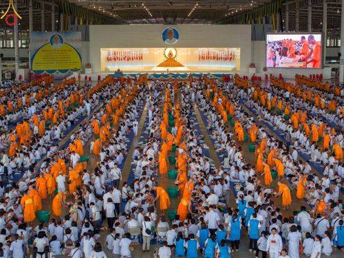 ภาพ No.139106:พิธีตักบาตร , พิธีบูชาข้าวพระ ณ ห้องแก้วสารพัด 1 สภาธรรมกายสากล วัดพระธรรมกาย วันอาทิตย์ต้นเดือนที่ 2 มิถุนายน พ.ศ. 2567