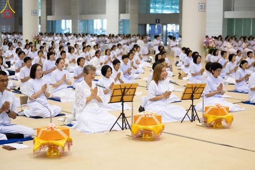 ภาพ No.59269:พิธีเจริญพระพุทธมนต์ ถวายภัตตาหารเป็นสังฆทาน เนื่องในวาระอายุวัฒนมงคล 80 ปี หลวงพ่อธัมมชโย ณ สภาธรรมกายสากล วัดพระธรรมกาย วันพุธที่ 24 เมษายน พ.ศ.2567