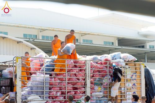 ภาพ No.273717:วันที่ 27 พฤศจิกายน พ.ศ. 2568 คณะศิษยานุศิษย์วัดพระธรรมกาย มูลนิธิธรรมกาย มอบอาหารและสิ่งของความช่วยเหลือให้พี่น้องชาวใต้ ผู้ประสบอุทกภัยน้ำท่วม