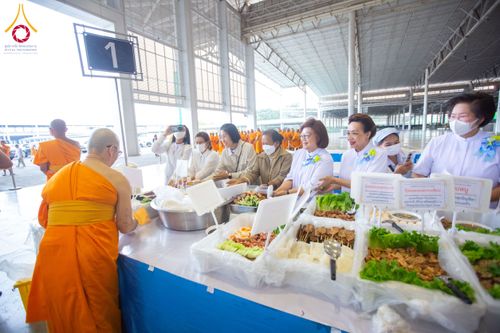 ภาพ No.203237:พิธีถวายภัตตาหารเป็นสังฆทาน แด่พระธรรมยาตรา ณ วัดพระธรรมกาย ตำบลคลองสาม อำเภอคลองหลวง จังหวัดปทุมธานี ในโครงการธรรมยาตรา กตัญญูบูชา มหาปูชนียาจารย์ พระมงคลเทพมุนี(สด จนฺทสโร) พระผู้ปราบมาร อนุสรณ์สถาน 7 แห่ง ปีที่ 13 วันที่ 29 มกราคม พ.ศ. 2568