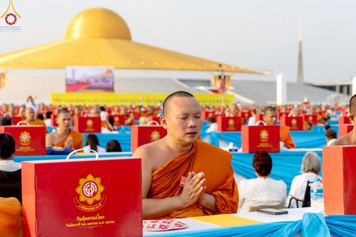 ภาพ No.219620:วันอังคารที่ 22 เมษายน พ.ศ. 2568 พิธีถวายมหาสังฆทานคณะสงฆ์ 40,000 กว่าวัดทั่วประเทศ เนื่องในวันคุ้มครองโลก ณ วัดพระธรรมกาย จ.ปทุมธานี