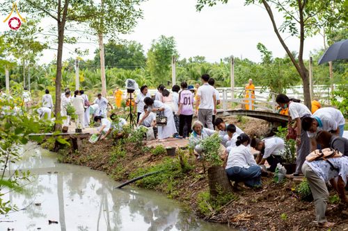 ภาพ No.238579:วันอาทิตย์ที่ 17 สิงหาคม พ.ศ. 2568 พิธีทอดผ้าป่าบำรุงศูนย์อบรมเยาวชนนครปฐม ครบรอบ 14 ปี และพิธีปลูกต้นไม้รอบสระเศรษฐี ณ ศูนย์อบรมเยาวชนนครปฐม