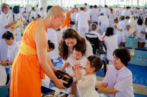 ภาพ No.167533:พิธีตักบาตรและพิธีบูชาข้าวพระ ในวันอาทิตย์ที่ 3 พฤศจิกายน พ.ศ. 2567 ณ วัดพระธรรมกาย