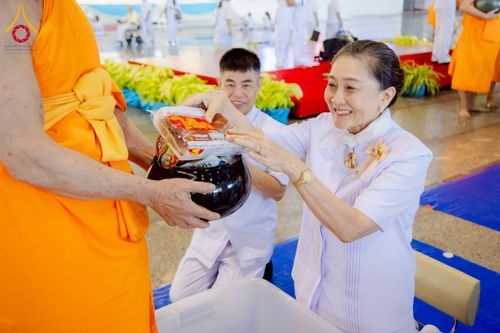 ภาพ No.277036:วันอาทิตย์ที่ 7 ธันวาคม พ.ศ. 2568 พิธีตักบาตรอาทิตย์ต้นเดือน ณ บ้านแก้วเรือนทองคุณยายฯ วัดพระธรรมกาย