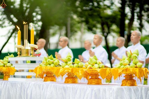 ภาพ No.228900:วันเสาร์ที่ 14 มิถุนายน พ.ศ. 2568 พิธีเวียนประทักษิณ , พิธีขอขมารับผ้าไตร ในโครงการบรรพชาอุปสมบทหมู่ ผู้บริหารรุ่นที่ 15 และ อุดมศึกษา รุ่นที่ 52 ณ โบสถ์พระไตรปิฎก วัดพระธรรมกาย