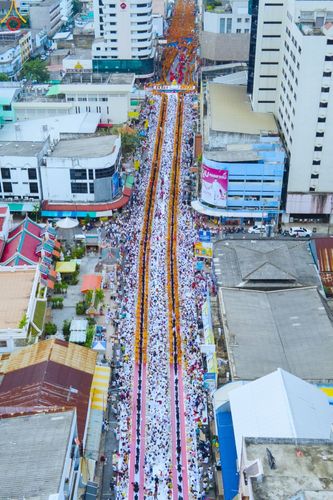 ภาพ No.85939:ตักบาตรพระนานาชาติ 10,000 รูป ใจกลางนครหาดใหญ่ จ.สงขลา วันอาทิตย์ที่ 20 สิงหาคม พ.ศ. 2566