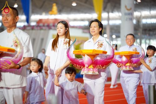 ภาพ No.215430:วันอาทิตย์ต้นเดือนที่ 6 เมษายน พ.ศ. 2568 ขบวนอัญเชิญผ้าป่าสมทบ มหาสังฆทาน 40,000 กว่าวัดทั่วประเทศ ณ สภาธรรมกายสากล วัดพระธรรมกาย