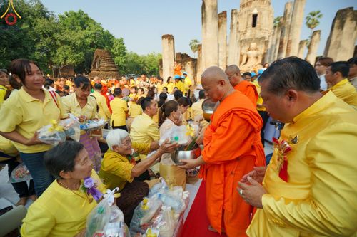 ภาพ No.58733:พิธีตักบาตรพระ ๑,๐๐๐ รูป สมโภชครบรอบ ๘๐๐ ปี พระบรมธาตุเมืองเชลียง ณ วัดพระศรีรัตนมหาธาตุ ราชวรวิหาร  (วัดพระปรางค์) ต.ศรีสัชนาลัย  อ.ศรีสัชนาลัย จ.สุโขทัย วันพฤหัสบดีที่ ๒๕ เมษายน พ.ศ. ๒๕๖๗