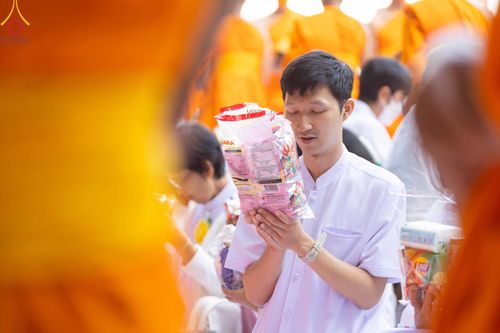 ภาพ No.107577:พิธีตักบาตรพระธรรมยาตราฯ ในโครงการธรรมยาตรากตัญญูบูชา มหาปูชนียาจารย์ พระมงคลเทพมุนี(สด จนฺทสโร) พระผู้ปราบมาร ปีที่ 12 ณ อนุสรณ์สถานมหาวิหารพระมงคลเทพมุนี อ.สองพี่น้อง จ.สุพรรณบุรี วันที่ 7 มกราคม พ.ศ. 2567