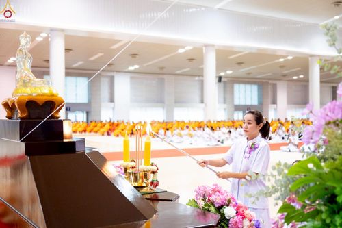 ภาพ No.233809:วันเสาร์ที่ 19 กรกฎาคม พ.ศ.2568 วันมหารำลึก ครั้งที่ 35 พิธีรำลึกถึงนักสร้างบารมี , พิธีสวดพระพุทธมนต์ , พิธีทอดผ้าบังสกุลและถวายไทยธรรม วัดพระธรรมกาย