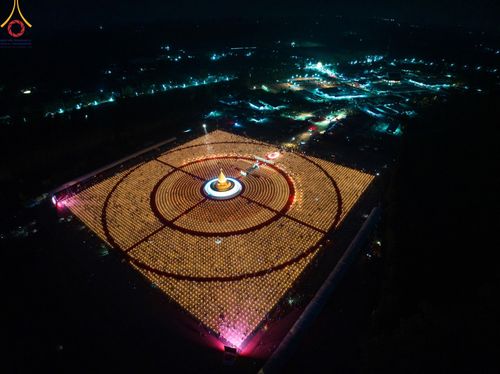 ภาพ No.129646:พิธีจุดประทีป 10,000 ดวง น้อมถวายเป็นพุทธบูชา ณ มหารัตนเจดีย์สิริปทุมสวรรค์ (เจดีย์อริยพุทธะ 5 พระองค์) ศูนย์ปฏิบัติธรรมภาคใต้ อ.บางกล่ำ จ.สงขลา  วันที่ 10 มีนาคม พ.ศ. 2567