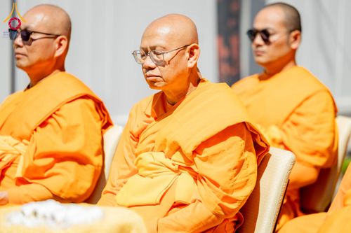 ภาพ No.62419:คณะศิษยานุศิษย์รวมใจสถาปนาและสมโภช ธรรมจักร เพื่ออัญเชิญประดิษฐาน ณ ยอดอุโบสถ 80 ปี หลวงพ่อธัมมชโย วัดพระธรรมกายนิวเจอร์ซี ประเทศสหรัฐอเมริกา  วันอาทิตย์ที่ 7 เมษายน พ.ศ. 2567