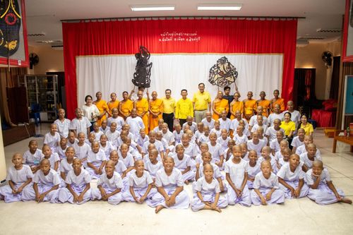 ภาพ No.59162:พิธีปลงผมและแห่นาคธรรมทายาท ในโครงการบรรพชาสามเณร ภาคฤดูร้อน เฉลิมพระเกียรติพระบาทสมเด็จพระเจ้าอยู่หัว เนื่องในโอกาส  พระราชพิธีมหามงคลเฉลิมพระชนมพรรษา 6 รอบ  ปลงผมนาคในวันที่ 21 เมษายน พ.ศ 2567 ณ วัดกลางธนรินทร์ (ธรรมอุทยานบ้านแป้ง)