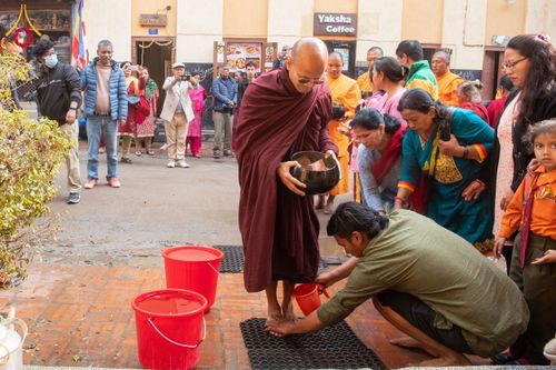 ภาพ No.132578:สามเณรเนปาล บิณฑบาต ย่านทาเมล เมืองกาฐมาณฑุ และเมืองปาฏัน ในโครงการบรรพชา 1,250 รูป ประเทศเนปาล วันที่ 20 มีนาคม พ.ศ. 2567