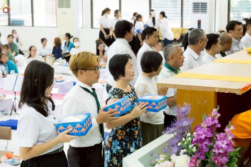 ภาพ No.243100:วันพฤหัสบดีที่ 4 กันยายน พ.ศ. 2568 เวลา 07.00-08.15 น. มหาวิทยาลัยเกษตรศาสตร์ กำแพงแสน ร่วมทำบุญตักบาตร Freshy KU85 พระสงฆ์ 85 รูป