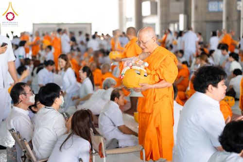 ภาพ No.62600:พิธีถวายบาตรเเละไทยธรรม ในโครงการอุปสมบทหมู่ บูชาธรรมหลวงพ่อธัมมชโย พ.ศ.2567 ณ ลานธรรม พระมหาธรรมกายเจดีย์ วันที่ 13 เมษายน พ.ศ.2567