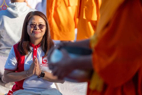 ภาพ No.103882:พิธีตักบาตรพระ 1,000 รูป ครั้งที่ 7 ถวายเป็นพุทธบูชา เพื่อช่วยเหลือคณะสงฆ์ 323 วัด 4 จังหวัดชายแดนภาคใต้ และถวายแด่คณะสงฆ์จังหวัดพิษณุโลก ณ ลานธรรมธุดงคสถานพิษณุโลก อ.วังทอง จ.พิษณุโลก วันที่ 24 ธันวาคม พ.ศ. 2566