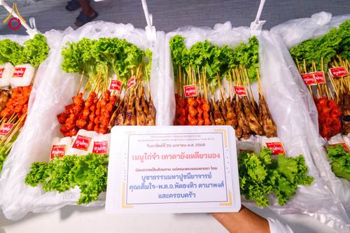 ภาพ No.201845:พิธีถวายภัตตาหารเป็นสังฆทาน แด่พระธรรมยาตรา ณ อนุสรณ์สถานบางปลา วัดบางปลา อำเภอบางเลน จังหวัดนครปฐม ในโครงการธรรมยาตรา กตัญญูบูชา มหาปูชนียาจารย์ พระมงคลเทพมุนี(สด จนฺทสโร) พระผู้ปราบมาร อนุสรณ์สถาน 7 แห่ง ปีที่ 13 วันที่ 26 มกราคม พ.ศ. 2568