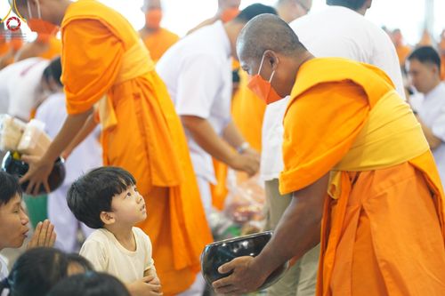 ภาพ No.126556:พิธีตักบาตร ในวันอาทิตย์ต้นเดือนที่ 3 มีนาคม พ.ศ. 2567 ณ บ้านแก้วเรือนทองคุณยายฯ วัดพระธรรมกาย