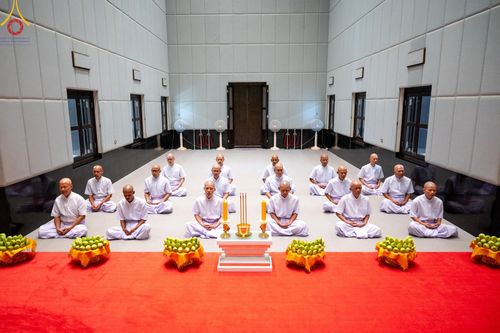 ภาพ No.159742:พิธีตัดปอยผมปลงผมนาคธรรมทายาท, พิธีบรรพชาอุปสมบทหมู่ โครงการอุปสมบทหมู่บูชาธรรม 140 ปี พระมงคลเทพมุนี (สด จนฺทสโร) ณ โบสถ์พระไตรปิฏก วัดพระธรรมกาย วันเสาร์ที่ 5 ตุลาคม พ.ศ. 2567