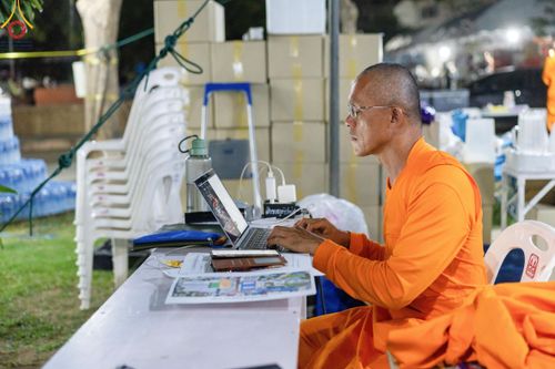 ภาพ No.185615:V.47 เบื้องหลังของเบื้องหน้า งานตักบาตรพระ 10,000 รูป ณ จ.กาญจนบุรี วันที่ 20-21 ธันวาคม พ.ศ. 2567