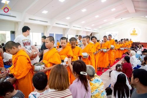 ภาพ No.218092:วันอาทิตย์ที่ 13 เมษายน พ.ศ. 2568 พิธีตักบาตรฉลองสามเณรใหม่ 75 รูป เนื่องในวันสงกรานต์ (โครงการบรรพชาสามเณรฟื้นฟูพระพุทธศาสนาทั่วไทย ประจำปีพุทธศักราช 2568) ณ ศูนย์ปฏิบัติธรรมระยอง(บ้านช่องลม) ตำบลบางบุตร อำเภอบ้านค่าย จังหวัดระยอง