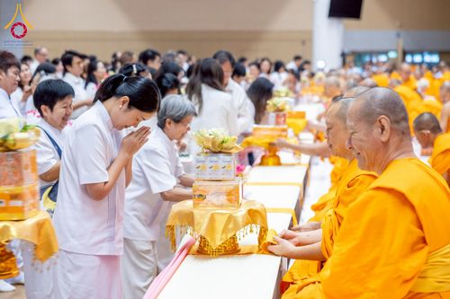 ภาพ No.239609:วันอาทิตย์ที่ 17 สิงหาคม พ.ศ. 2568 พิธีถวายคิลานเภสัช และอุปกรณ์ทางการแพทย์ แด่คณะสงฆ์ เนื่องในวันธรรมชัย ณ ห้องแก้วสารพัดนึก 2 สภาธรรมกายสากล วัดพระธรรมกาย