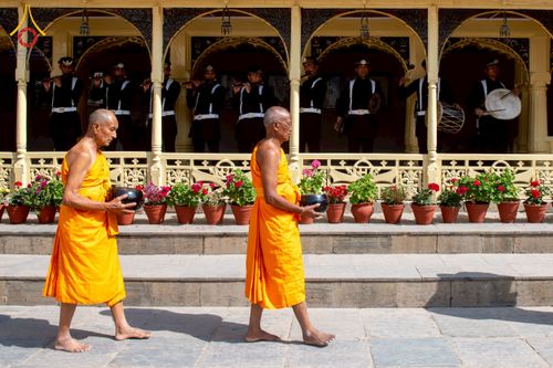 ภาพ No.213151:วันที่ 17 - 18 มีนาคม พ.ศ. 2568 คณะสงฆ์และสามเณรเดินบิณฑบาต รอบเมืองในพื้นที่ วัดสยมภูวนาถและราชวังปาตัน ณ เมืองกาฐมาณฑุ ประเทศเนปาล