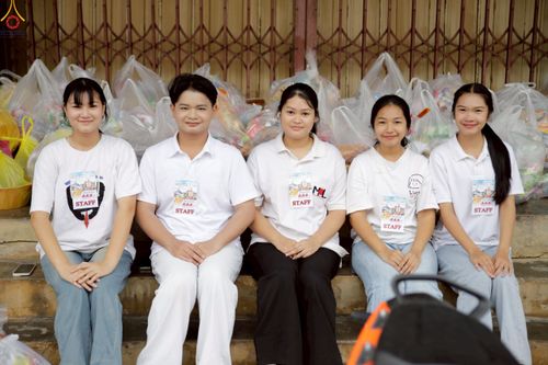 ภาพ No.245864:วันที่ 13-14 กันยายน พ.ศ. 2568 เจ้าหน้าที่ทุกสถานะ ทุกส่วนงาน ร่วมแรงร่วมใจ ปฏิบัติหน้าที่ เตรียมงาน เก็บงาน ตักบาตรพระ 555 รูป อ.เบตง จยะลา