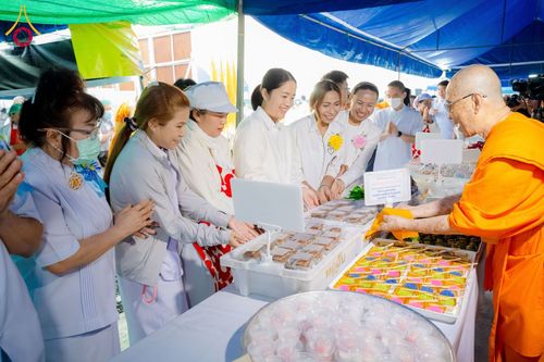 ภาพ No.199407:พิธีถวายภัตตาหารเป็นสังฆทาน แด่พระธรรมยาตรา ณ อนุสรณ์สถานบางปลา วัดบางปลา อำเภอบางเลน จังหวัดนครปฐม ในโครงการธรรมยาตรา กตัญญูบูชา มหาปูชนียาจารย์ พระมงคลเทพมุนี(สด จนฺทสโร) พระผู้ปราบมาร อนุสรณ์สถาน 7 แห่ง ปีที่ 13 วันที่ 22 มกราคม พ.ศ. 2568