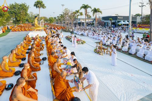 ภาพ No.101860:ตักบาตรพระ 10,000 รูป เติมบุญให้แผ่นดิน เนื่องในโอกาส 192 ปี จังหวัดกาญจนบุรี หนึ่งในโครงการตักบาตรพระ 2,000,000 รูป  77 จังหวัดทุกวัดทั่วไทย วันจันทร์ที่ 11 ธันวาคม พ.ศ. 2566 บริเวณถนนสองแคว (SKY WALK) เมืองกาญจนบุรี
