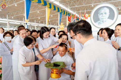 ภาพ No.223190:วันที่ 2 -10 พฤษภาคม พ.ศ. 2568 พิธีตัดปอยผม ปลงผม พิธีขอขมาลาอุปสมบทอุทิศชีวิต ของอุบาสก พิสิทธิ์ หมื่นแกล้ว  ณ วัดพระธรรมกาย