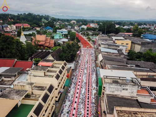 ภาพ No.146283:ตักบาตรพระ 1,384 รูป ทำบุญเมืองฝางครบรอบ 1,383 ปี ถวายเป็นพระราชกุศลแด่พระบาทสมเด็จพระเจ้าอยู่หัว เนื่องในโอกาสพระราชพิธีมหามงคล เฉลิมพระชนมพรรษา 6 รอบ 72 พรรษา วันเสาร์ที่ 27 กรกฎาคม พ.ศ.2567  ณ ถนนหน้าที่ว่าการอำเภอฝาง จ.เชียงใหม่
