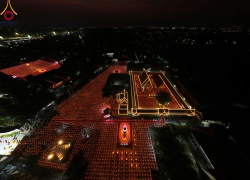 ภาพ No.112212:พิธีจุดประทีปถวายเป็นพุทธบูชา และบูชาธรรมมหาปูชนียาจารย์ พระมงคลเทพมุนี(สด จนฺทสโร) ในโครงการธรรมยาตรา กตัญญูบูชา มหาปูชนียาจารย์ พระมงคลเทพมุนี(สด จนฺทสโร) พระผู้ปราบมาร อนุสรณ์สถาน 7 แห่ง ปีที่ 12 วันที่ 14 มกราคม พ.ศ. 2567 ณ วัดสองพี่น้อง อ.สองพี่น้อง