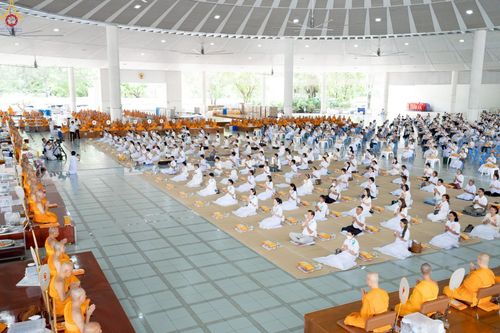 ภาพ No.229719:วันที่ 25 มิถุนายน พ.ศ. 2568 (แรม 15 ค่ำ เดือน 7) พิธีบุพเปตพลี ครั้งที่ 166 ร่วมอุทิศบุญแด่หมู่ญาติที่ล่วงลับไปแล้ว และสืบทอดอายุพระพุทธศาสนา ณ หอฉันคุณยายอาจารย์ฯ วัดพระธรรมกาย