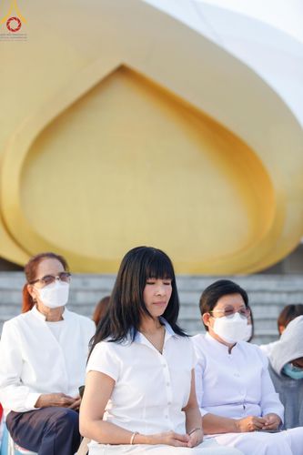 ภาพ No.201068:พิธีตักบาตรพระธรรมยาตรา ณ อนุสรณ์สถานลำดับที่ 5 สถานที่เผยแผ่วิชชาธรรมกายครั้งแรก อนุสรณ์สถานบางปลา วัดบางปลา อำเภอบางเลน จังหวัดนครปฐม ในโครงการธรรมยาตรา กตัญญูบูชา มหาปูชนียาจารย์ พระมงคลเทพมุนี(สด จนฺทสโร) พระผู้ปราบมาร อนุสรณ์สถาน 7 แห่ง ปีที่ 13