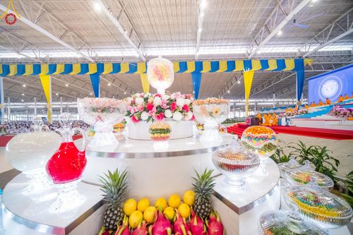 ภาพ No.123060:พิธีตักบาตร และพิธีบูชาข้าวพระ ในวันอาทิตย์ต้นเดือนที่ 4 กุมภาพันธ์ พ.ศ. 2567 ณ วัดพระธรรมกาย จ.ปทุมธานี