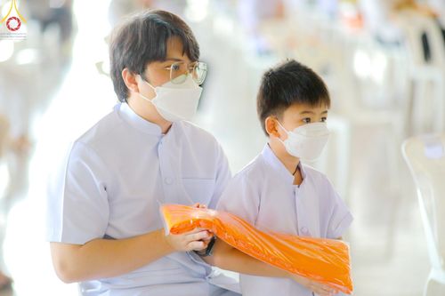 ภาพ No.131631:พิธีร่วมบุญบรรพชาสามเณร 5,000 รูป ณ บ้านแก้วเรือนทองคุณยาย สภาธรรมกายสากล วัดพระธรรมกาย วันเสาร์ที่ 23 มีนาคม พ.ศ. 2567