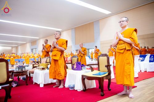 ภาพ No.208825:พระบาทสมเด็จพระเจ้าอยู่หัวทรงพระกรุณาโปรดเกล้าฯ พระราชทานภัตตาหารพระราชทาน แด่พระภิกษุ สามเณร ในการสอบบาลีสนามหลวง ณ วัดพระธรรมกาย วันที่ 22 กุมภาพันธ์ พ.ศ. 2568 ณ วัดพระธรรมกาย อำเภอคลองหลวง จังหวัดปทุมธานี