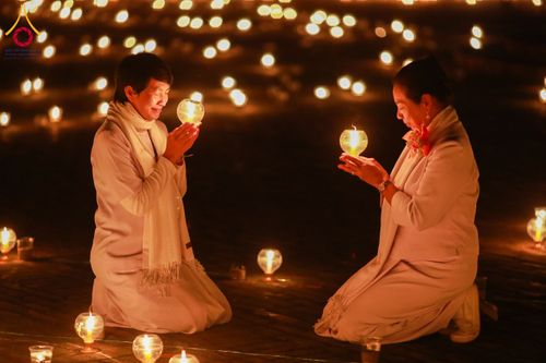 ภาพ No.130662:พิธีจุดโคมประทีปถวายเป็นพุทธบูชา ในโครงการบรรพชา 1,250 รูป ณ มหาวิหารมายาเทวี แดนประสูติ สวนลุมพินี ประเทศเนปาล วันที่ 9 มีนาคม พ.ศ. 2567