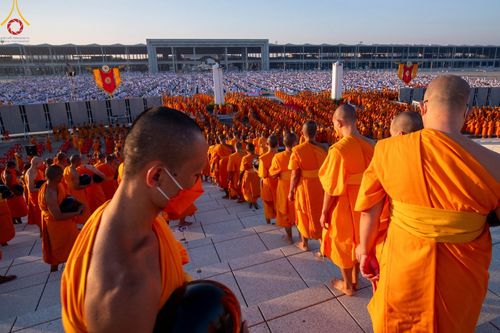 ภาพ No.105286:พิธีตักบาตรฉลองพระบวชใหม่ รุ่นบูชาธรรมมหาปูชนียาจารย์ และต้อนรับศักราชใหม่ วันจันทร์ที่ 1 มกราคม พ.ศ. 2567 ณ ลานธรรมพระมหาธรรมกายเจดีย์ วัดพระธรรมกาย