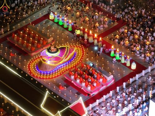 ภาพ No.197188:พิธีจุดประทีปถวายเป็นพุทธบูชา และบูชาธรรมมหาปูชนียาจารย์ ณ วัดโบสถ์(บน) ตำบลบางคูเวียง อำเภอบางกรวย จังหวัดนนทบุรี ในโครงการธรรมยาตรา กตัญญูบูชา มหาปูชนียาจารย์ พระมงคลเทพมุนี(สด จนฺทสโร) พระผู้ปราบมาร อนุสรณ์สถาน 7 แห่ง ปีที่ 13 วันที่ 18 มกราคม พ.ศ. 25