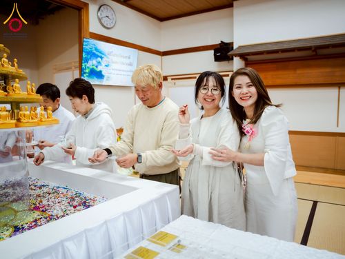 ภาพ No.221007:วันที่ 13 เมษายน พ.ศ. 2568 พิธีโปรยรัตนชาติปฐมเริ่มสถาปนาเจดีย์ และ พิธีเปิดหมู่บ้านปฏิบัติธรรม เพื่อการบรรลุธรรม ณ วัดป่าธรรมกายนานาชาติโทชิหงิ  ประเทศญี่ปุ่น