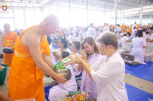 ภาพ No.136605:พิธีตักบาตร พิธีบูชาข้าวพระ ในวันอาทิตย์ต้นเดือนที่ 5 พฤษภาคม พ.ศ. 2567 ณ วัดพระธรรมกาย จ.ปทุมธานี