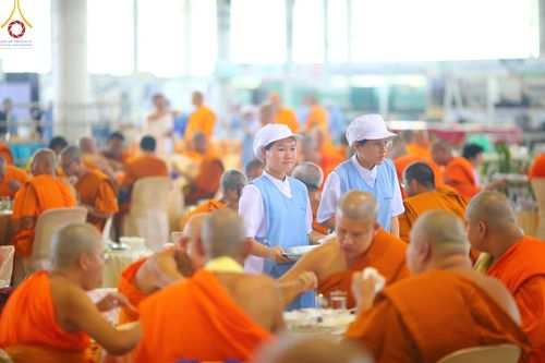 ภาพ No.60255:คณะสงฆ์ 10,000 กว่าวัดฉันภัตตาหารเพล ในวันคุ้มครองโลก วันจันทร์ที่ 22 เมษายน พ.ศ. 2567 ณ สภาธรรมกายสากล วัดพระธรรมกาย