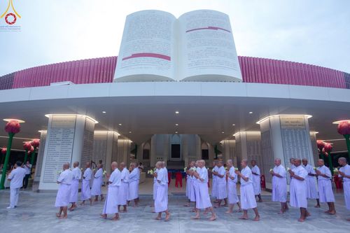ภาพ No.156705:พิธีบรรพชาอุปสมบท ธรรมทายาท โครงการอุปสมบทหมู่บูชาธรรมครบรอบ 107 ปี วันครูผู้ค้นพบวิชชาธรรมกาย ณ โบสถ์พระไตรปิฏก วัดพระธรรมกาย วันเสาร์ที่ 14 กันยายน พ.ศ. 2567