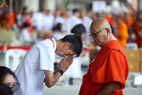 ภาพ No.219316:บรรยากาศการเดินทางเข้าวัดพระธรรมกาย , การต้อนรับปฏิสันถาร , การฉันภัตตาหารเช้า , การลงทะเบียนพระสังฆาธิการ  เนื่องในวันคุ้มครองโลก พิธีถวายมหาสังฆทานคณะสงฆ์ 40,000 กว่าวัดทั่วประเทศ ณ วัดพระธรรมกาย