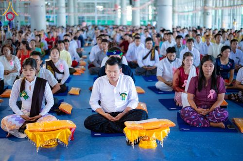 ภาพ No.143717:พิธีถวายผ้าไตร, สวดธรรมจักร, ปฏิบัติธรรม และฟังแสดงพระธรรมเทศนา ภาษาเมียนมา โดยมีสาธุชนชาวเมียนมากว่า 4,000 คน เข้าร่วมพิธี ณ มหารัตนวิหารคด วัดพระธรรมกาย วันอาทิตย์ที่ 7 กรกฎาคม พ.ศ. 2567
