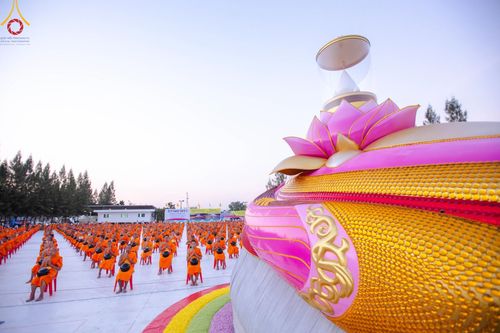 ภาพ No.192998:พิธีตักบาตรพระธรรมยาตรา ณ อนุสรณ์สถานคลองบางนางแท่น อ.สามพราน จ.นครปฐม ในโครงการธรรมยาตรา กตัญญูบูชา มหาปูชนียาจารย์ พระมงคลเทพมุนี(สด จนฺทสโร) พระผู้ปราบมาร อนุสรณ์สถาน 7 แห่ง ปีที่ 13 วันที่ 11 มกราคม พ.ศ.2568